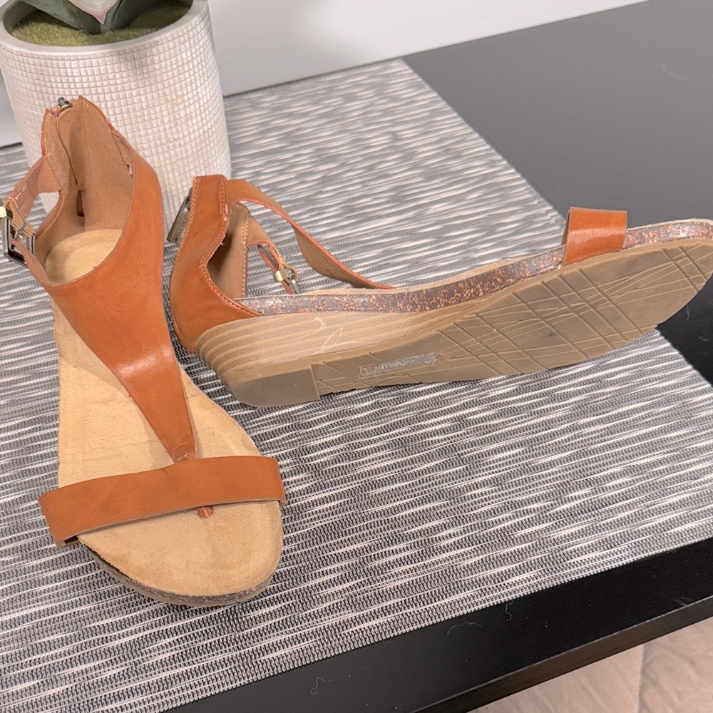 Super comfortable and great looking on Tan Sandals by Kenneth Cole.